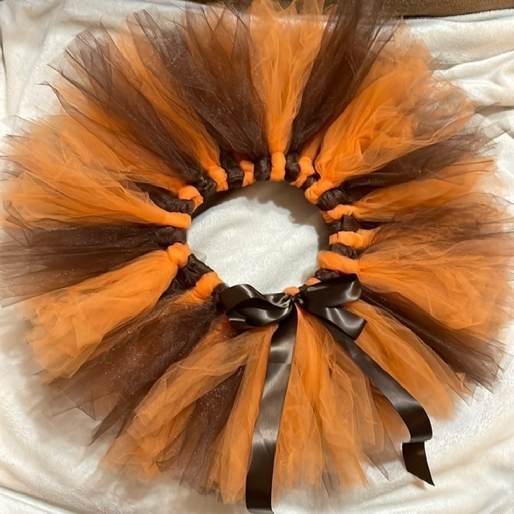 𝅺GIRLS tutu.  Fit an approximately 22” waist.‎  Brown and orange